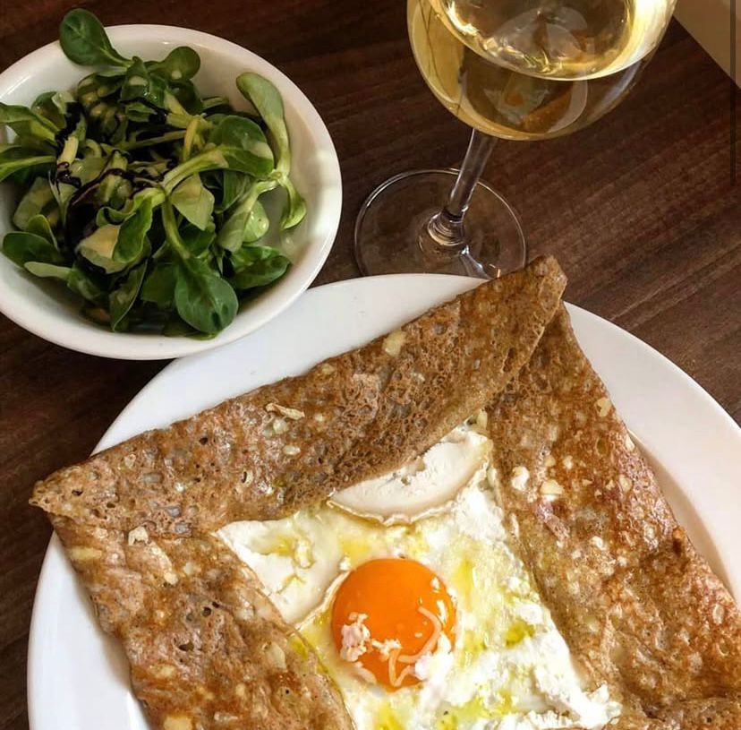 Galette mit Ei und Salat